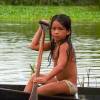 Menina se diverte em canoa durante nossa visita à comunidade localizada na Reserva de Mamirauá, perto de Tefé, no Amazonas